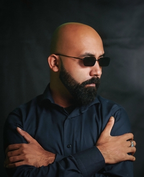 戴墨镜的光头帅哥图片